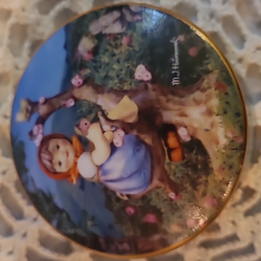 M.I. Hummel music Box 1993 "APPLE Tree Girl". Edition 90/B9856